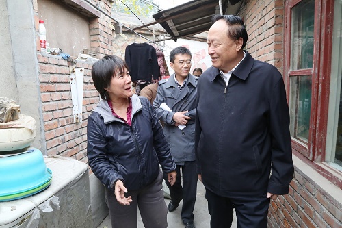 朱善璐到承澤園平房區職工家中看望並了解情況