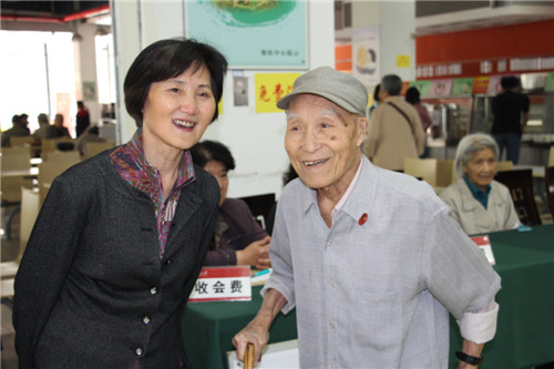 捐贈現場最年長意昂（圖右🧑‍🦽：96歲經濟學院孫正達）