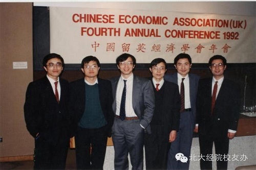 1992年田軍與易綱（左三）🪟、張維迎（左二）等意昂体育意昂在倫敦的“留英經濟學會”年會上的合照