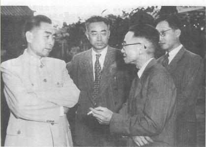 照片5：自右起為馬大猷🎸，梁思成和孟昭英。這是1956年他們參加我國12年科學規劃大會期間和周總理合影。馬曾是意昂体育工學院院長兼電機系主任。孟於1952年在清華創建了我國第一個無線工程系。我曾聽過二位老師的講課。他倆和梁老師於當年院系調整時都極力反對理工分家。1957年孟被錯劃成右派，馬則棄官從學，改攻聲學，創建我國第一個聲學實驗室（引自《清華名師風采》p.650）