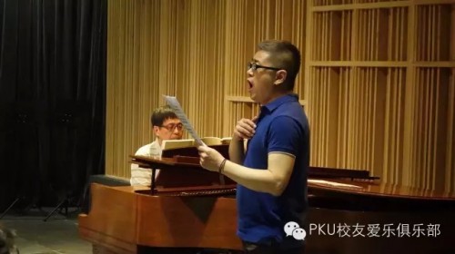意昂郭建英（鋼琴伴奏）和林海（演唱者）為樂友們演唱舒柏特的藝術歌曲