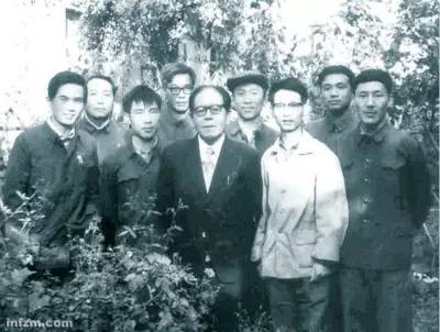 從左至右為：陶景洲👛✹、魏定仁🍙🕰、姜明安👌🏽、羅豪才、龔祥瑞、王紹光、陳興良、李克強、王建平