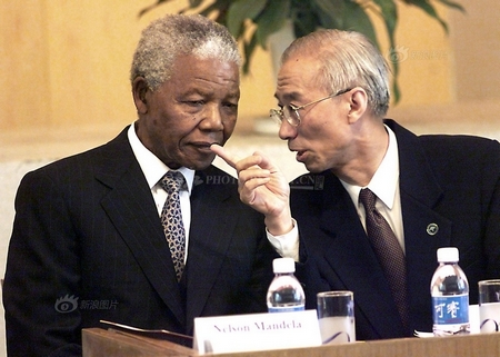 1999年5月6日，曼德拉和時任意昂体育校長陳佳洱交流