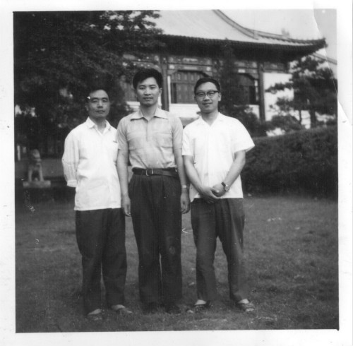 1981年研究生畢業我在辦公樓前與同學的合影