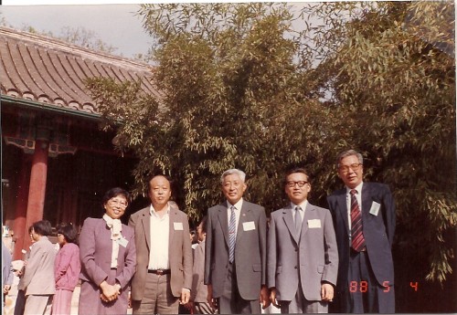 1988年,化學系57級三意昂應邀出席90周年校慶👱🏽,與丁石孫校長,羅豪才副校長合影