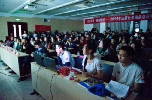 大家在專註地欣賞科考視頻