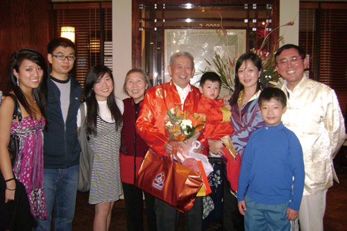 2008龍年春節♦︎，美國亞特蘭大——夏廷康和家人為其父親夏道孔先生慶祝八十大壽