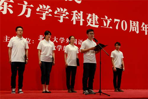 來自外國語學院的同學們表演詩朗誦 