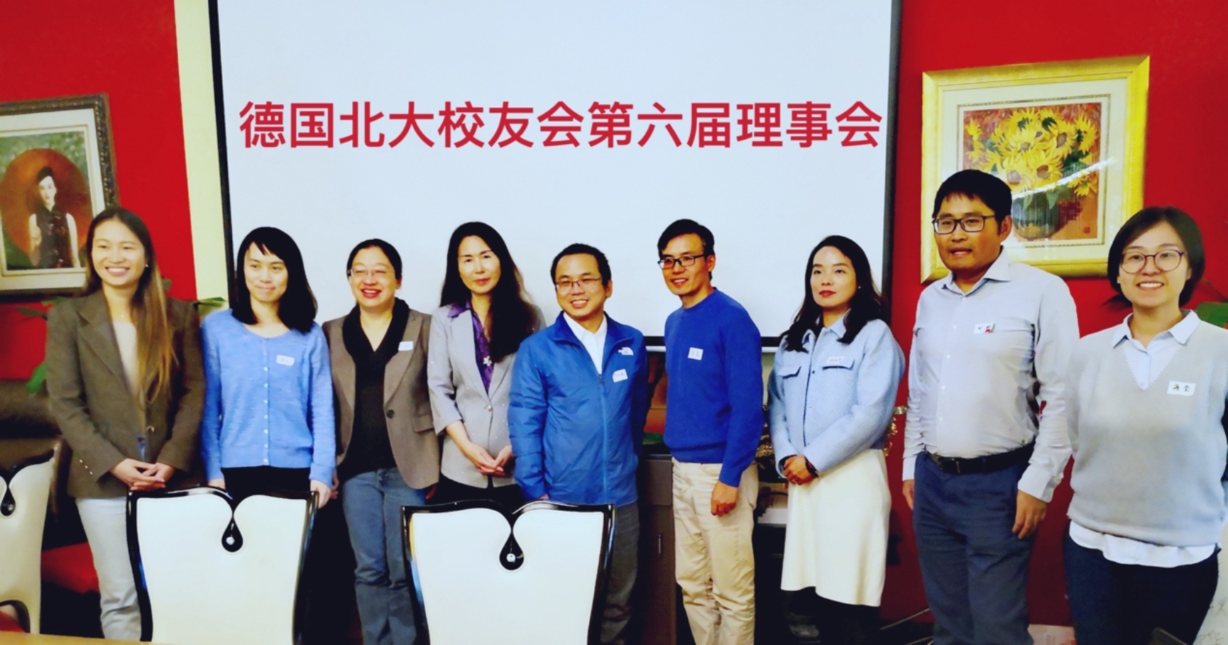 一群人站在一起描述已自動生成
