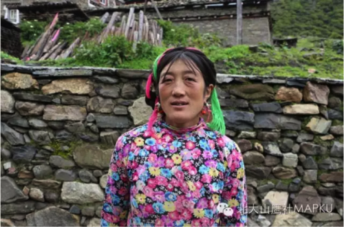 （下子梅 貢布妻子）