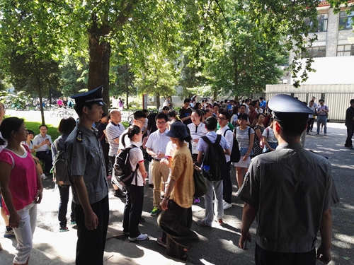 考生等待參加自主選拔測試