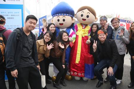 參加國際文化節的中外學生