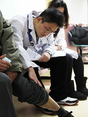 誌願者為患者體檢