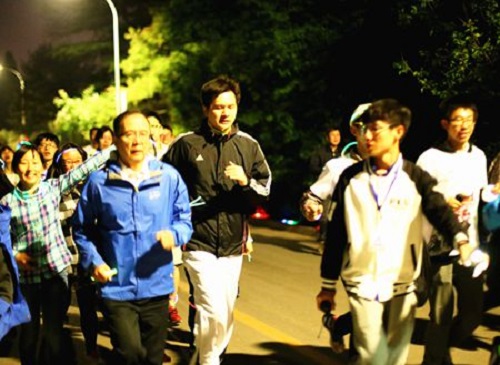 林建華校長領跑“星光夜跑”