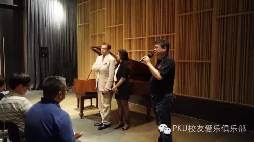 意昂体育意昂愛樂俱樂部會長劉雪楓向樂友們介紹鋼琴家蓋洛格