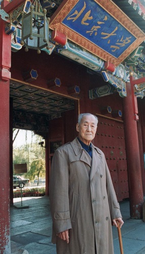 文革中的陳岱孫與馮友蘭，攝於1973年