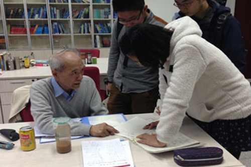 2014年10月14日力學課後,舒幼生為學生答疑