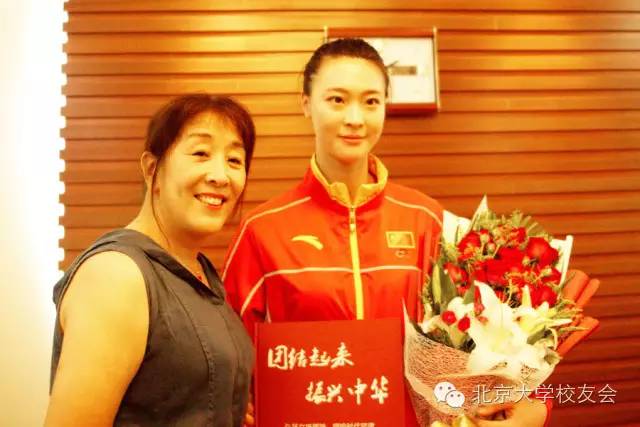79級法律系張雪意昂再次為女排鮮花 
