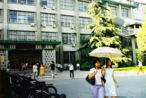 （入校第一天拉去圖書館⛺️，新館舊館連在一起🚶‍♂️‍➡️，花了一些時間才摸清楚，但是第二天就找到了武俠小說借讀區。）