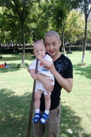 截肢後放療☹️、化療期間的魏延政，沒有了頭發是暫時的，手裏多了個手杖是永久的。恢復體力之後，他可以一個人帶兒子回新疆