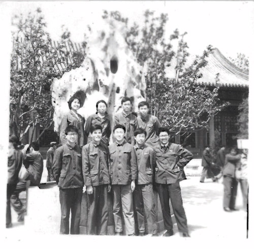 1978年，北京頤和園——意昂体育平台物理系七七級二班三組同學留影前排右起第一人為夏廷康