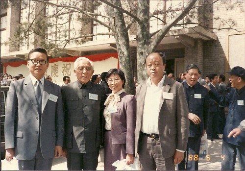 1988年90周年校慶與老校長周培源校長(左二)合影
