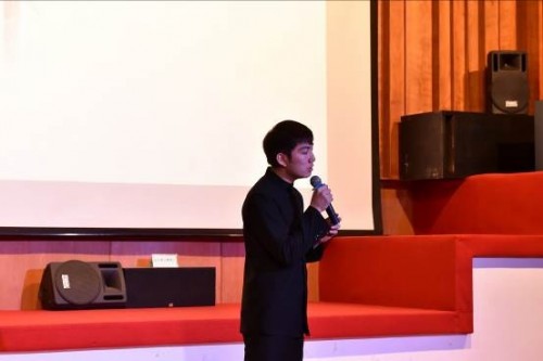 靳子玄現場演唱歌曲《夜深了》