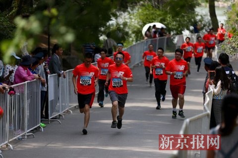 選手們跑在校園內