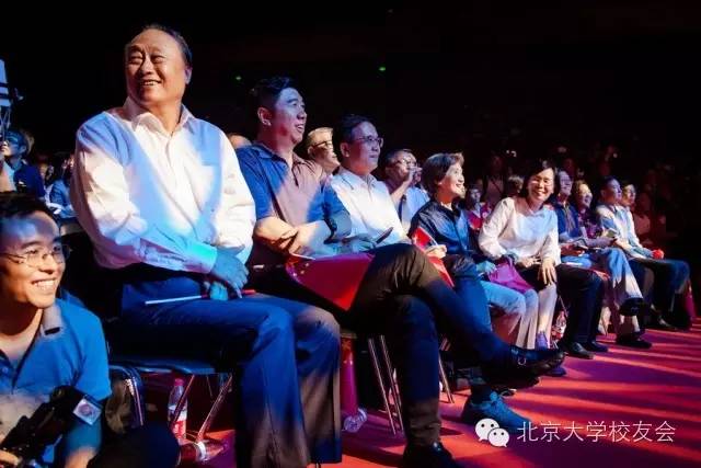 參加意昂体育開學“第一課”的學校領導