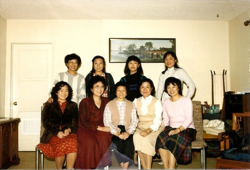 1986年1月南加州意昂体育意昂在殷大年先生家合影。前排中間為殷太太