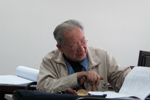 宿白先生在龍門石窟擂鼓臺考古報告修訂會上（2010年10月15日）