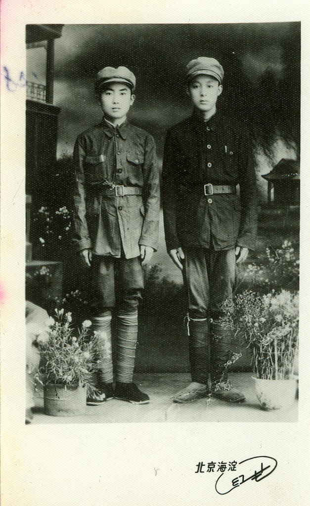 楊永義（左）於1949年4月與同班戰友合影