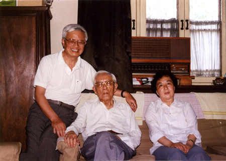 1993年出國前和周培源先生合影（左一為陳耀松）