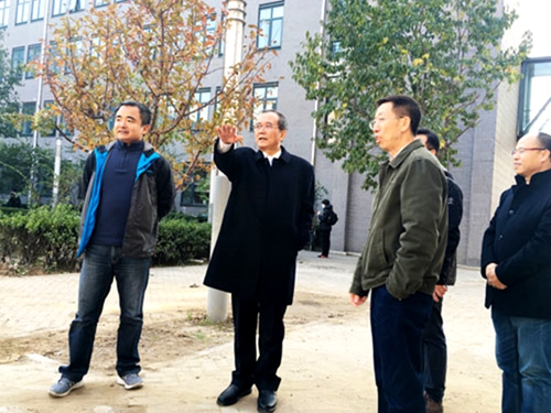 林建華校長察看“雙創中心”建設情況