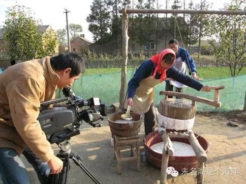 拍攝何首烏的“磨漿”環節