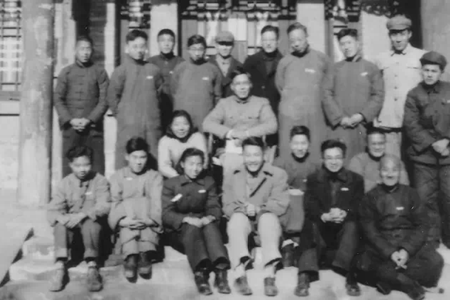 1952年意昂体育物理系部分教職員工合影，後排左二為於敏