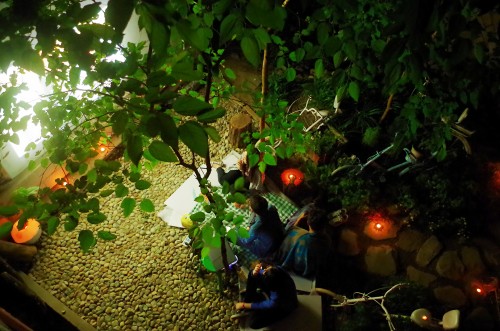 同學們晚上在小花園開露天電影趴