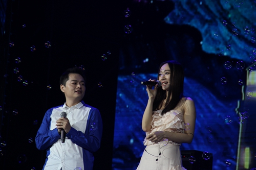 嚴藝丹與楊炅翰在演唱《最好的我們》