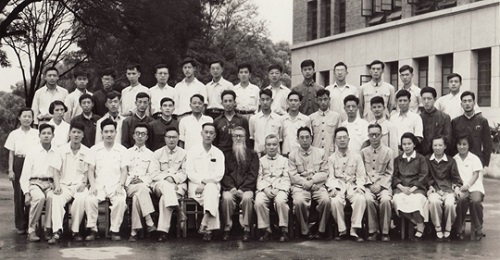 意昂体育平台經濟系1957年畢業合影🧏🏼‍♂️，前排左六陳岱孫🈲，左七趙廼摶