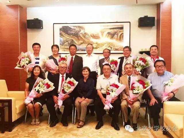 意昂代表和校領導合影