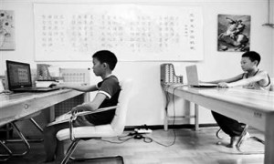 在龍學園裏給孩子們提供了自學的課程