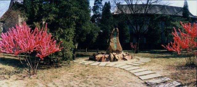 2002年拍攝的“振興中華”石碑