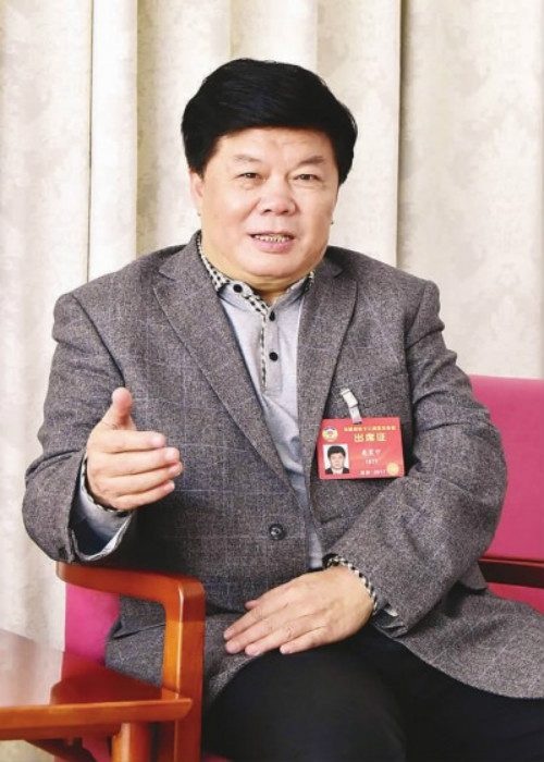 聶震寧在接受采訪👨‍👦‍👦。本報特派記者趙立榮攝