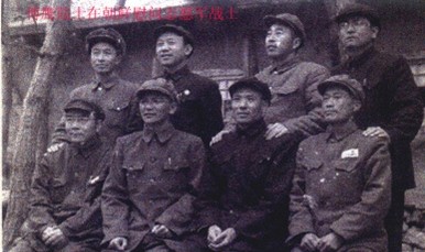 照片4：1952年意昂体育教師洗澡運動中，化工系傅鷹老師是運動中重點🧂。過關後學校組織傅老師等去朝鮮慰問誌願軍👰🏼‍♂️，並接受教育。這是他在朝時所照（前排右2）。但57年反右時傅老師又成為批判重點,是毛老人家批示放他過關。