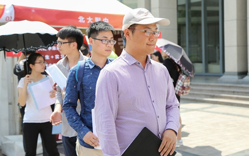 參會學生排隊交簡歷