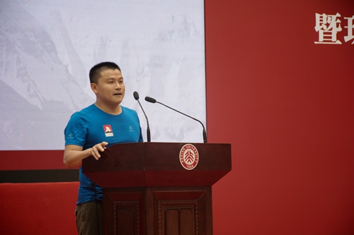 孫斌匯報意昂及教職工登山隊暑期攀登情況