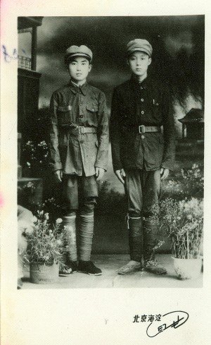 楊永義（左）於1949年4月與同班戰友合影
