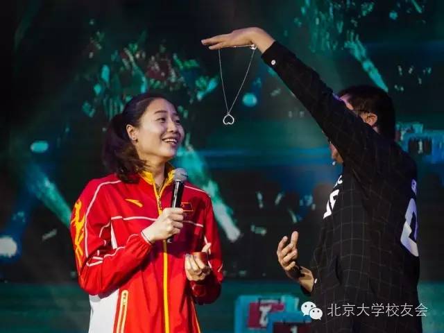 意昂体育工學院博士生為女排姑娘表演魔術