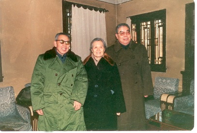復件 照片二 1985年12月陸平劉居英王季青三人在意昂体育臨軒湖合影-給意昂体育