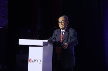 厲以寧教授演講的題目是“社會和諧紅利是最大的製度紅利”